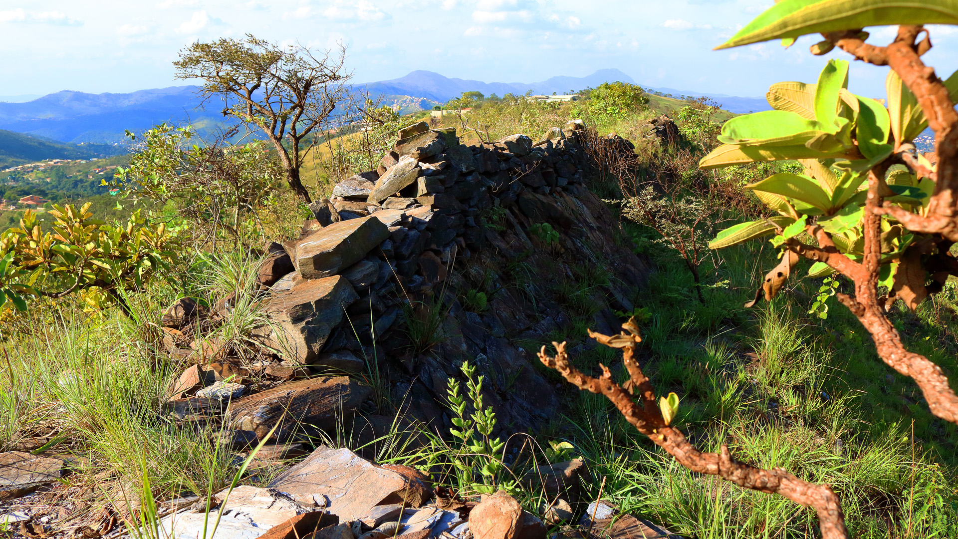 Muro construído com pedras naturais de diferentes formas.